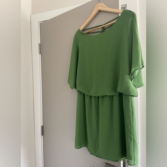 Last April green flowy dress - Picture 2 of 4